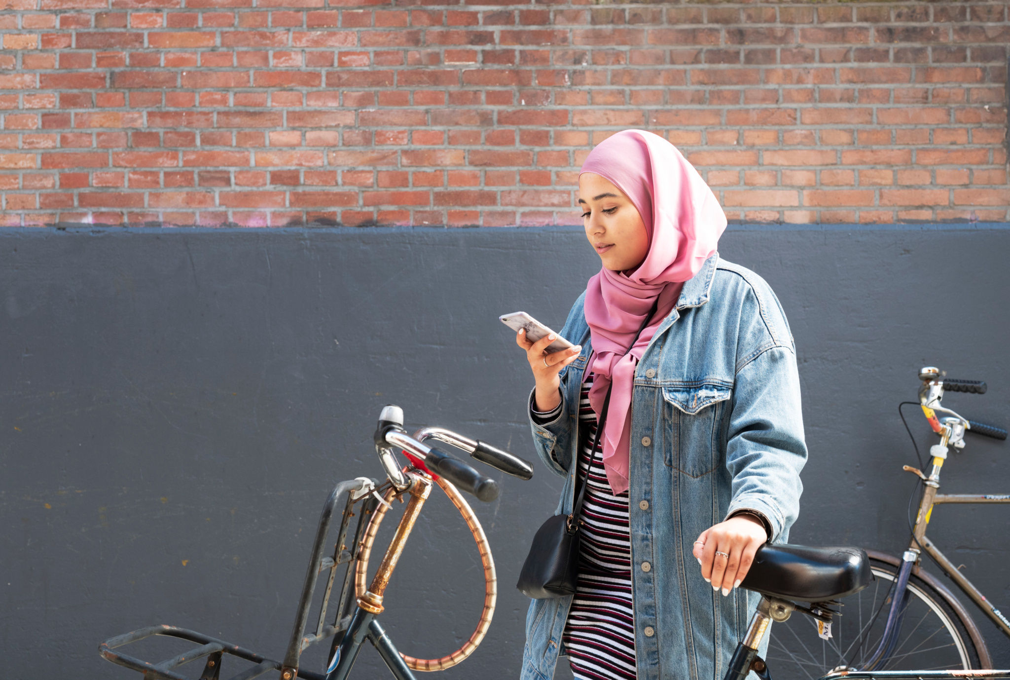 Meisje met telefoon en fiet
